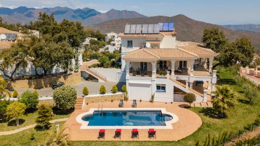 Villa with sea views in La Mairena, Elviria - Marbella East
