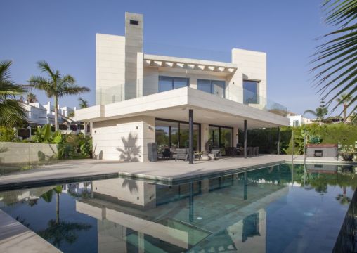 Luxury modern 7 bedroom villa in Parcelas de Golf