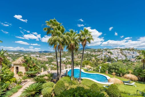 Luxurious apartment with panoramic sea views in La Quinta, Benahavis