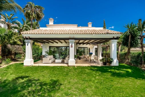 Elegant Villa with Sea Views in Gated Community in the Golden Mile