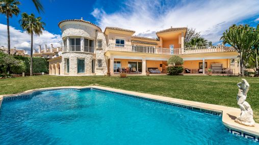 Wunderschöne Villa in Strandnähe mit Meerblick in Las Chapas Playa Marbella