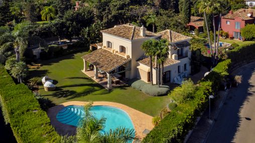 Villa im mediterranen Stil, wenige Schritte vom Meer entfernt, Guadalmina Baja