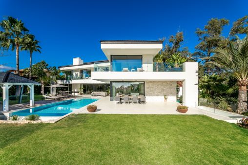 Modern villa with sea views close to the beach