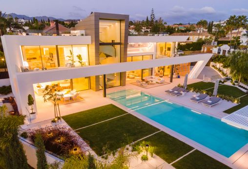 Moderne Luxusvilla in Strandlage mit Meerblick in Bahia de Marbella