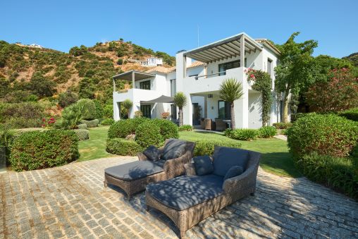 Elegante villa moderna con vistas al mar y la montaña en Monte Mayor