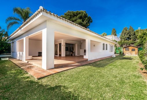 Villa zum Renovieren oder Neubau in Los Monteros Marbella