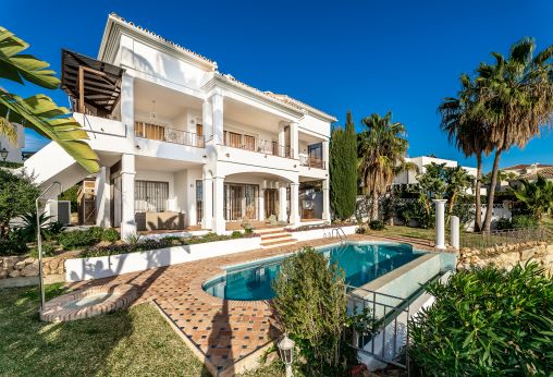 Gran villa mediterránea con vistas panorámicas al mar en Rio Real