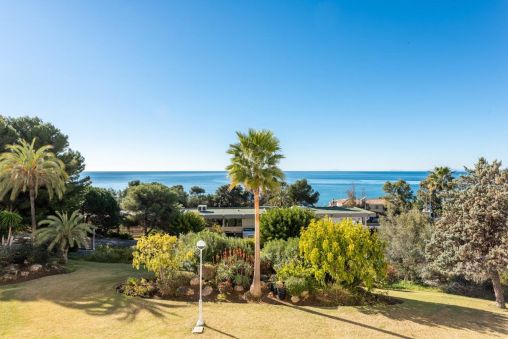 Spacious apartment with panoramic views in Rio Real Marbella