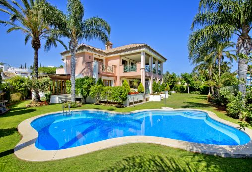 Imposante Luxusvilla in Strandnähe zum Verkauf in Bahia de Marbella