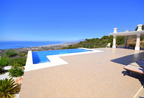 Neubauvilla mit spektakulärem Blick in Los Monteros zu verkaufen