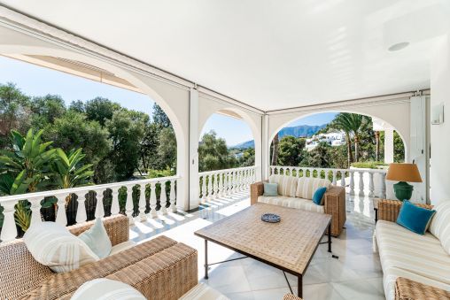 Elegant frontline golf villa in Rio Real Marbella