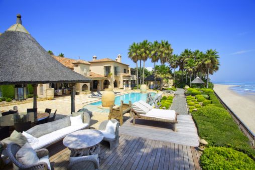 Villa de plage de la ligne de front à Los Monteros