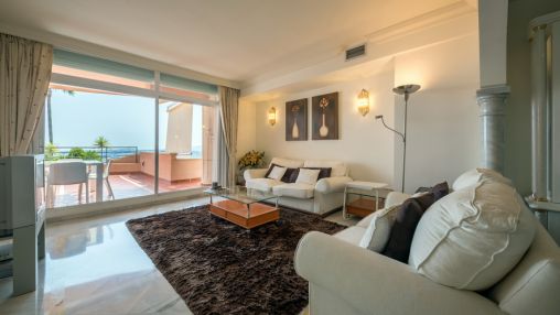 Frontline Golf Apartment in Magna Marbella
