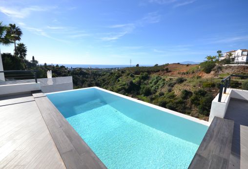 Modern newly built villa with golf and sea views in El Rosario Marbella