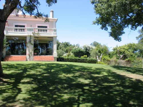 Great semi-detached house in a gated community with wonderful park like garden