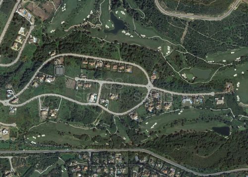 Large frontline golf plot in La Reserva with sea views