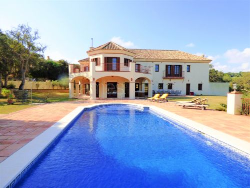 Espaciosa villa en una parcela muy elevada pero a la vez muy privada.