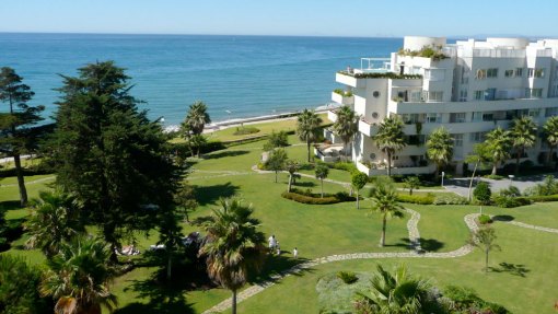 Beachfront Penthouse with Private Pool for rent in Estepona