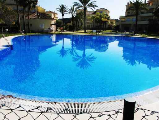 Magnífico apartamento con jardín en San Roque Golf Club