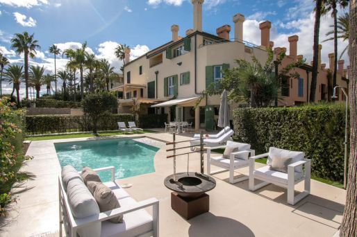 Detached house on the beach