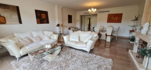 Apartamento elegantemente decorado con magníficas vistas a las colinas y al lago