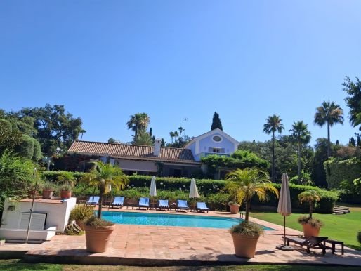 TRADITIONAL SPANISH STYLE BLUE VILLA IN THE MIDDLE SOTOGRANDE