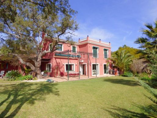 Sotogrande house of great charm in pretty garden with tennis court