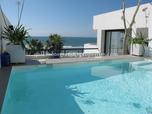 Lujoso ático con fabulosas vistas al mar y piscina privada.