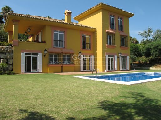 Spacious Villa well distributed looking on to the green zone of the Valderrama hills