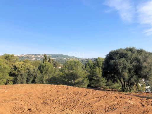 Land with building permission and views of Valderrama Golf Course