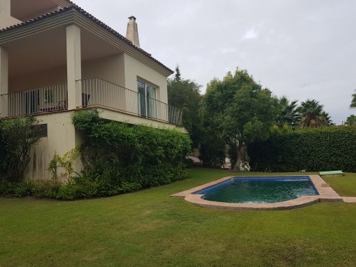 F Zone - Comfortable villa with garden and swimming pool