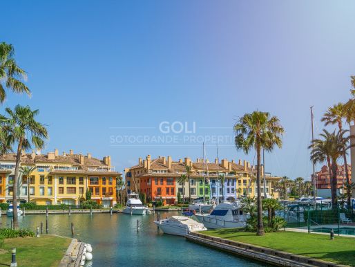 Apartment with terrace overlooking the Marina canals