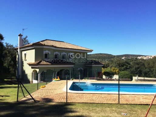 Villa confortable con gran jardín y piscina.