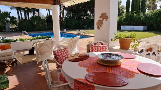 Exotic villa 10 minutes walk to the beach on prestigious Paseo del Parque