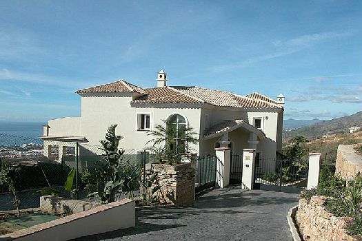 Fantastic New Villa in Los Altos de los Monteros, 1.325.000 € now! (reduced from 2.500.000 €)