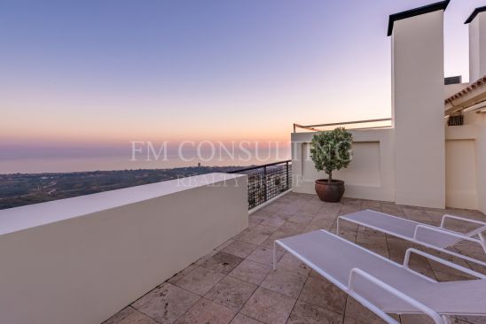 LUJOSO ÁTICO DÚPLEX CON VISTAS PANORÁMICAS AL MAR EN LOS MONTEROS HILL CLUB - MARBELLA ESTE