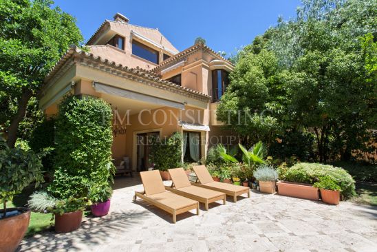 Classic high standard villa in sought after area on the golden mile