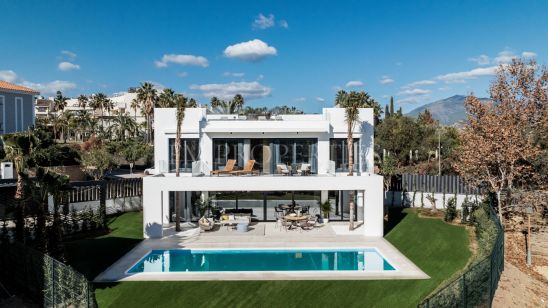 Villa for sale in Atalaya, Estepona East