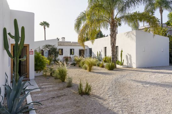 Encantadora Villa al Estilo Tradicional de Ibiza en Guadalmina Alta