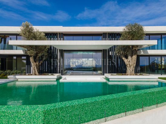 A Stunning Luxury Villa in the Prestigious Los Flamingos Urbanisation