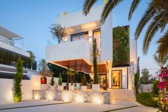 Innovative High-Tech Villa within walking distance to the beach, in the centre of Marbella