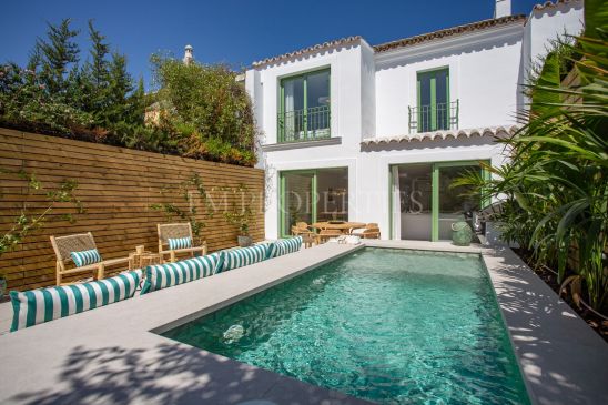Casa Adosada en Primera Línea de Playa con Piscina Privada en San Pedro, Marbella