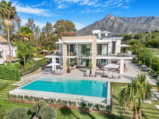 VILLA NUEVA DE SEIS HABITACIONES, ORIENTADA AL SUR, EN LOMAS DEL MARQUÉS, UNA EXCLUSIVA COMUNIDAD CERRADA JUSTO ENCIMA DEL PUENTE ROMANO EN LA MILLA DE ORO DE MARBELLA.