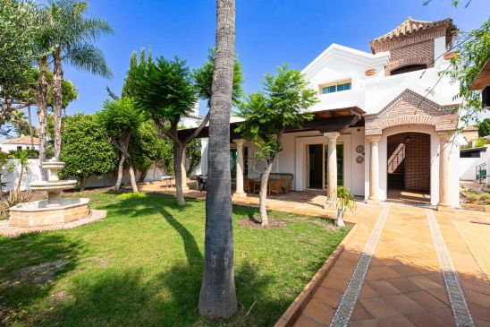 Villa for sale in Beach Side New Golden Mile, Estepona