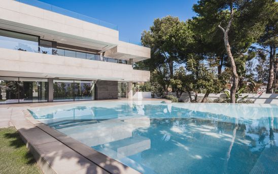 Villa for sale in Beach Side New Golden Mile, Estepona
