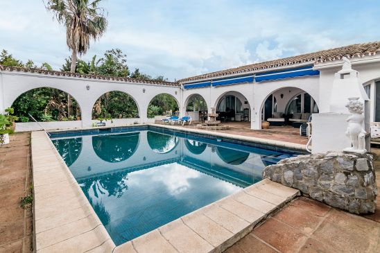 Villa for sale in Estepona