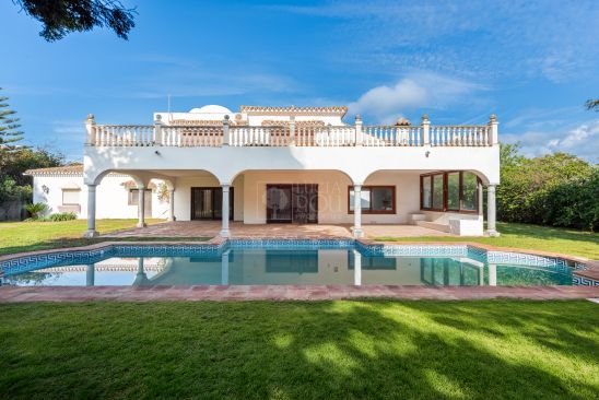 Villa en venta en Beach Side New Golden Mile, Estepona Este, Estepona