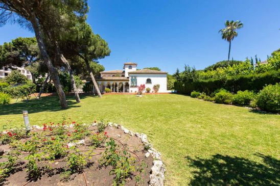 Villa for sale in New Golden Mile, Estepona
