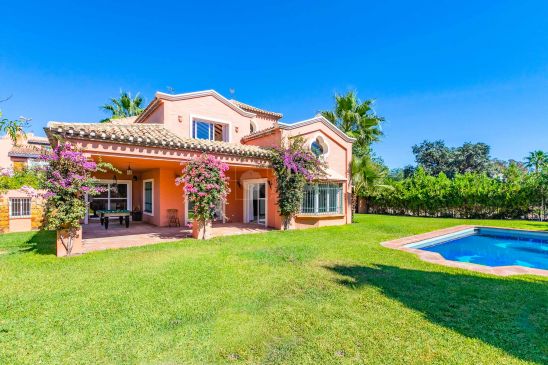 Villa en venta en El Paraiso, Estepona