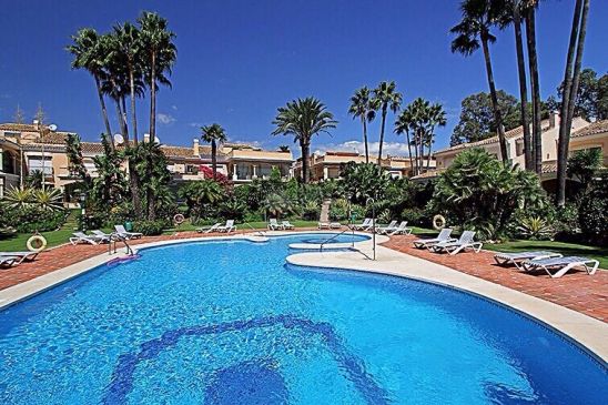 Adosado en venta en Benamara, Estepona